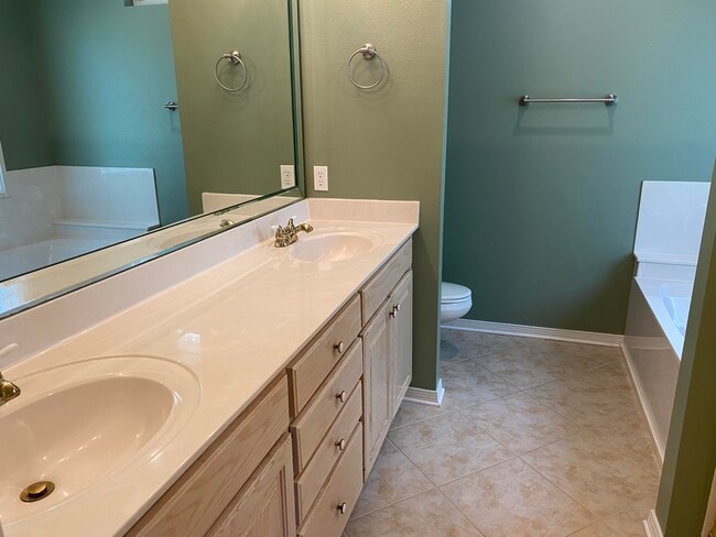 Building Photo - 2020 Plantation Oaks Dr