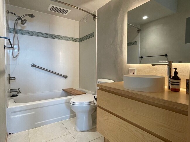 Building Photo - 2740 Kuilei St