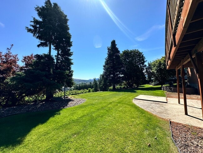 Building Photo - Stunning 3 Bedroom and 3 Bathroom Home, La...