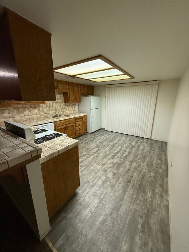 Building Photo - 2 BEDROOM 1 BATH - UPSTAIRS UNIT