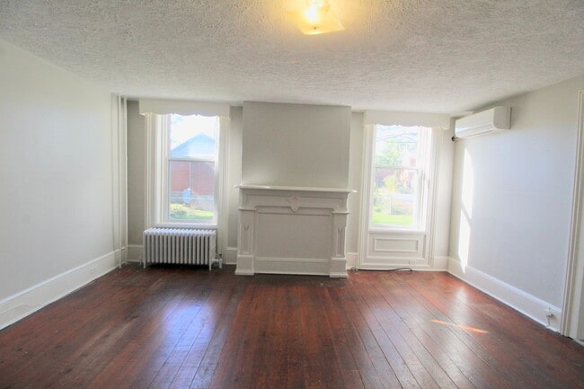 Building Photo - 1 bed, 1 bath apartment for rent in Downtown Harrisonburg!