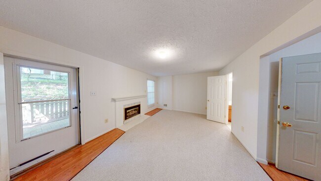 Building Photo - READY TO GO 3 LVL - 3 bed + 2 full and 2 half bath TH