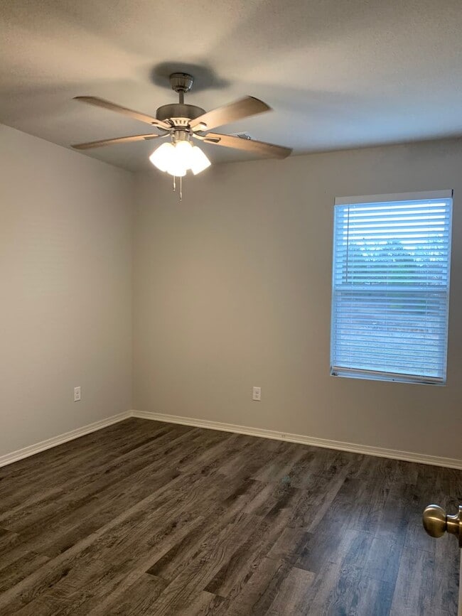 Building Photo - Newer 3bed/2bath home in VALLEY VIEW SCHOOL district.