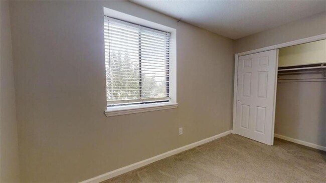 Building Photo - 300 Johnson Ferry Rd