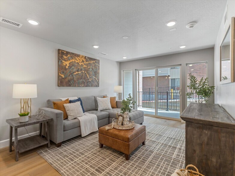 Building Photo - 1032 E 400 S