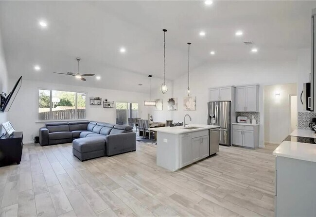 Building Photo - 424 Summit Ridge Dr N