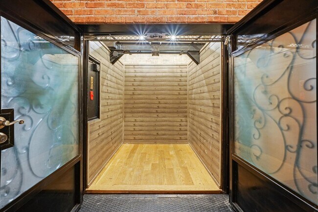 Building Photo - 935 W Randolph St