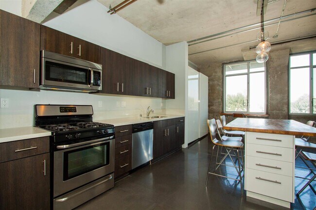 Building Photo - 825 E 4th St