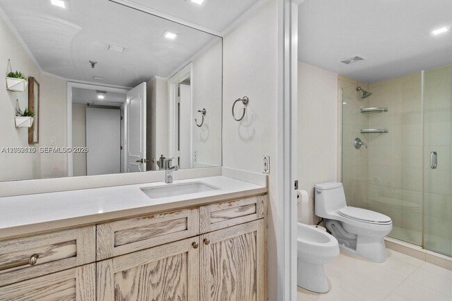 Building Photo - 520 Brickell Key Dr