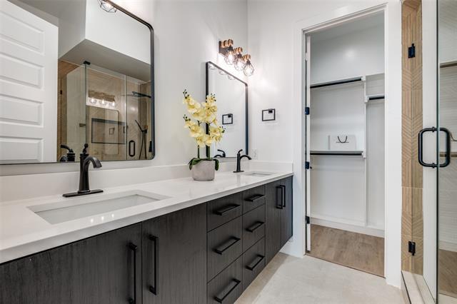 Building Photo - 723 W 10th St