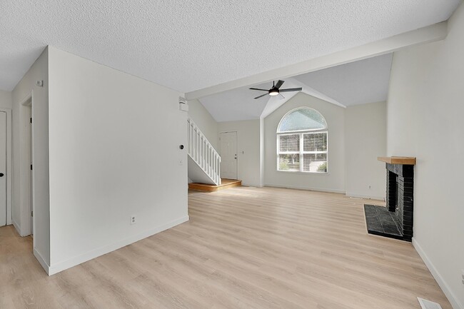 Building Photo - $2,495, 3 beds, 2.5 bath Updated Home in Co Springs with Fenced In Yard!