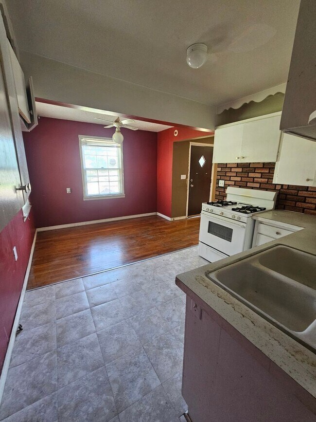 Building Photo - 3 bedroom | 1 bathroom | 1 car garage | Close to campuses & Rountree | Pets welcome!