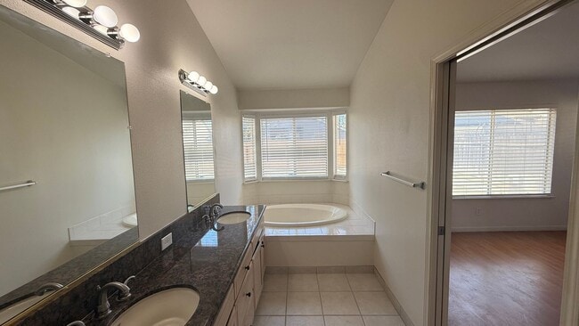 Building Photo - 3 Bedroom, 2.5 bath home in Desirable Fresno Neighborhood