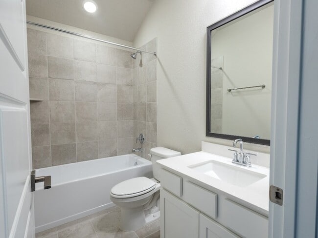 Building Photo - 2010 Bluff Oak Ct