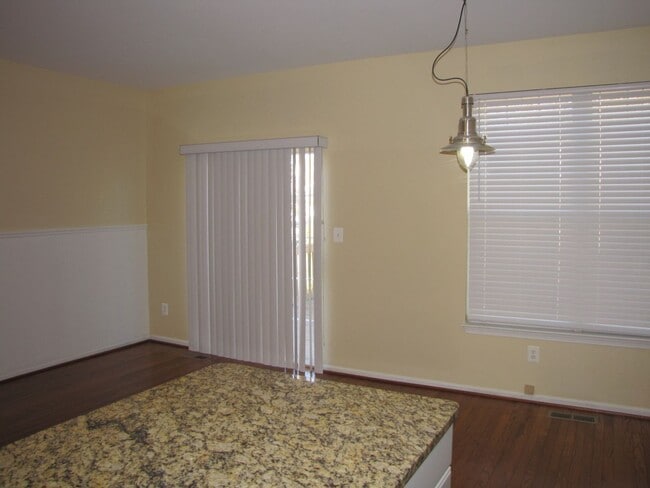 Building Photo - Townhouse In Sterling