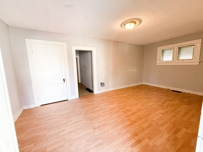 Primary Photo - Cozy 2 bed 1 bath!