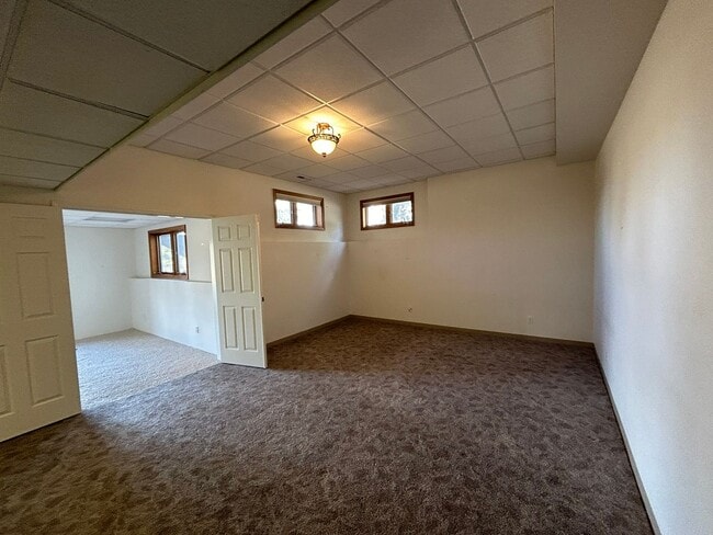 Building Photo - Spacious Daylight Apartment in Hamilton