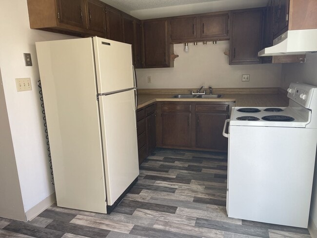 Building Photo - Two bedroom, one and half bathroom, modern...