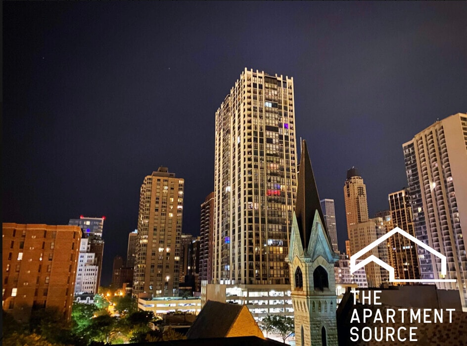 Building Photo - 1136 N La Salle Dr