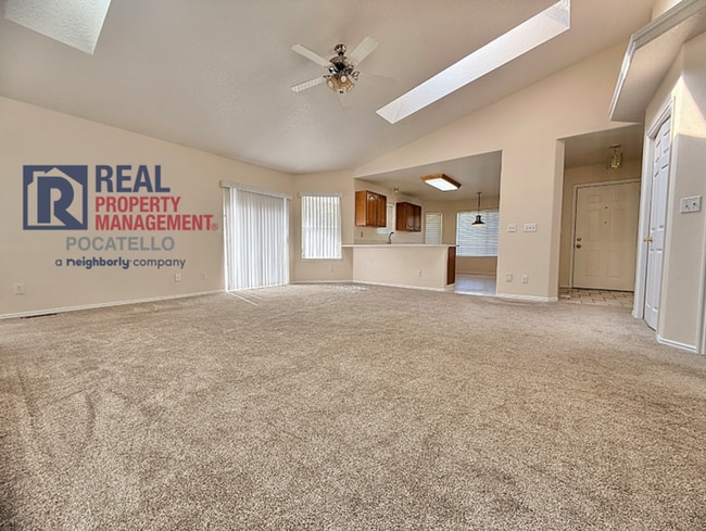 Building Photo - 4 bedroom 3 bathroom - 2 car garage -This ...