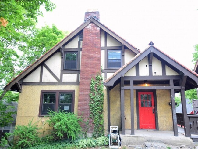 Building Photo - Three Bedroom One Bath