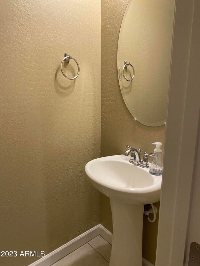 Building Photo - 1367 S Country Club Dr