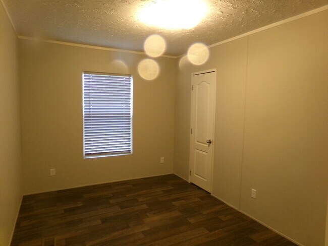 Building Photo - Country Living