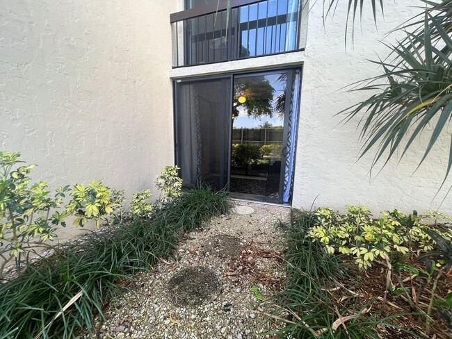 Building Photo - Furnished 2 bedroom 2 Bath condo in a Wond...