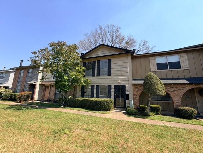 Building Photo - Townhouse Just Minutes to LSUS .....