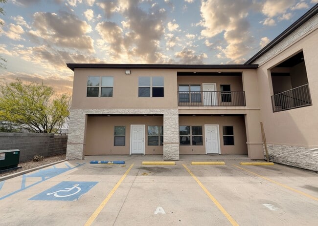 Building Photo - 5601 Cuenca Dr