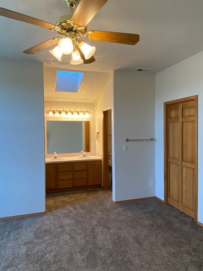 Building Photo - Spacious & Updated 4 Bedroom 2.5 Bath In H...