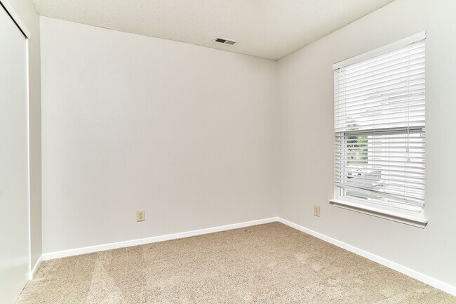 Building Photo - 3 BD + Loft in HSE Schools!