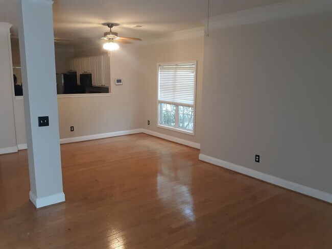 Building Photo - Lovely Townhome in Southeast Columbia