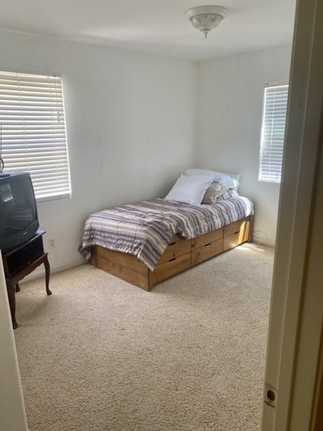 Building Photo - Charming 3-Bedroom Cottage with Fenced Yard & Fireplace in the Heart of Frazier Park