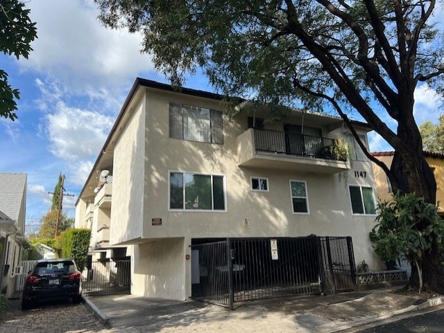 HERO - 1147 N Vista St