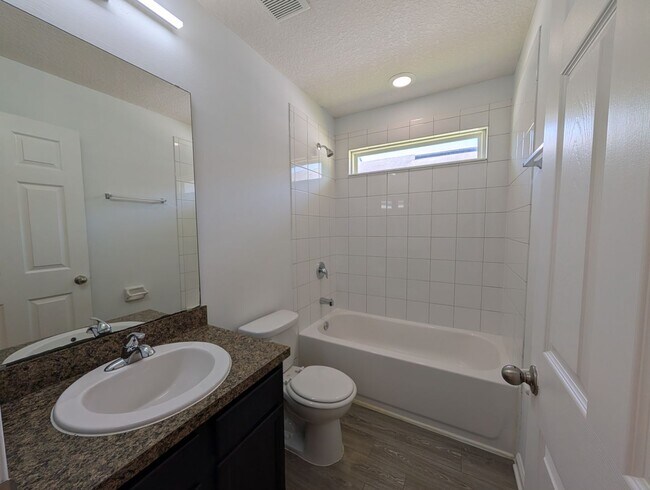 Building Photo - NOW AVAILABLE - 3/2 Duplex on this 18 mo Lease - Conveniently located off Lewis Speedway near St ...