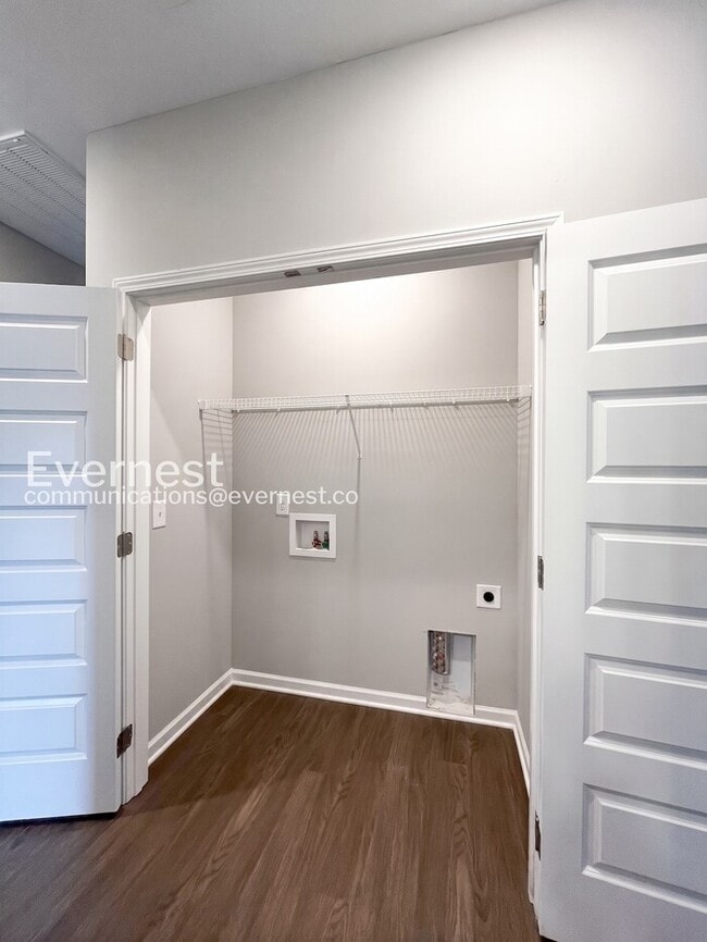 Building Photo - Limited Time Special Offer / 4 Bed, 2 Bath Home with and Garage / Pet-Friendly / Vouchers Accepte...