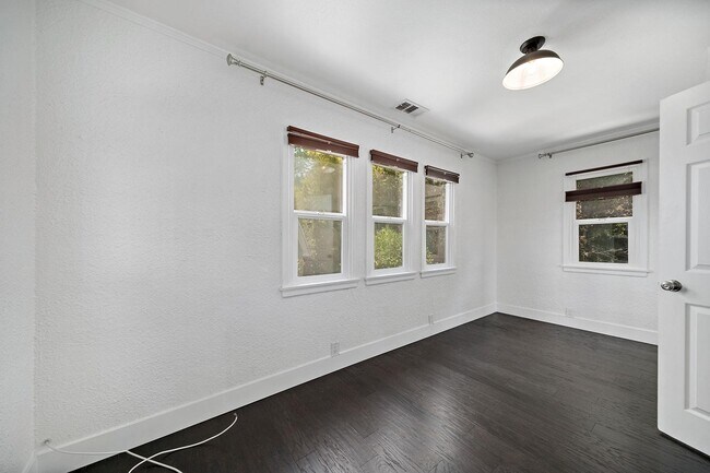 Building Photo - 4978 N Maywood Ave