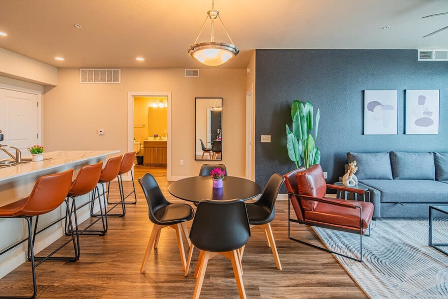 Building Photo - 2044 S Willow Creek Apartment