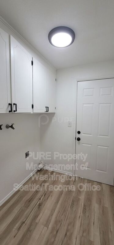 Building Photo - 920 S 68th St