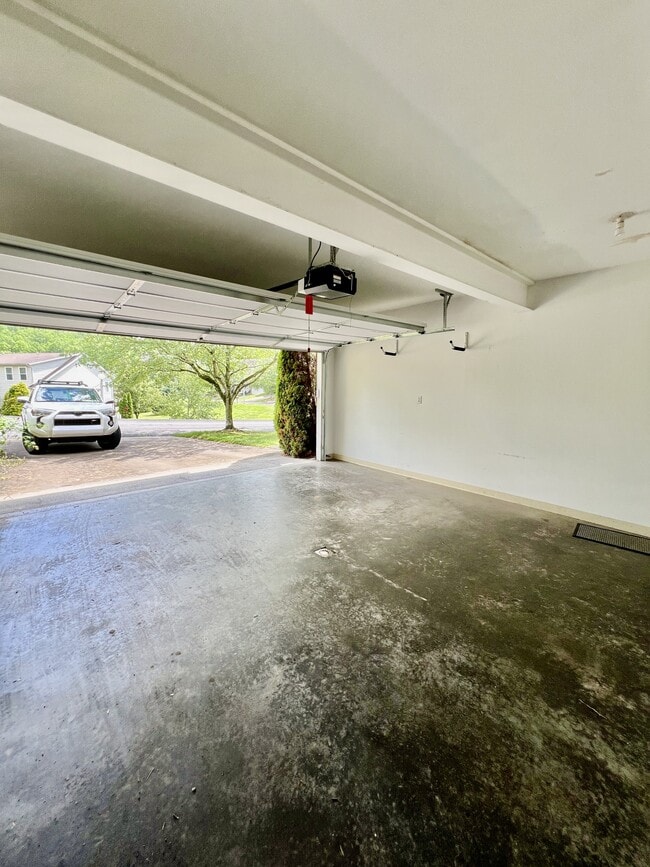 Building Photo - 171 Windwood Dr