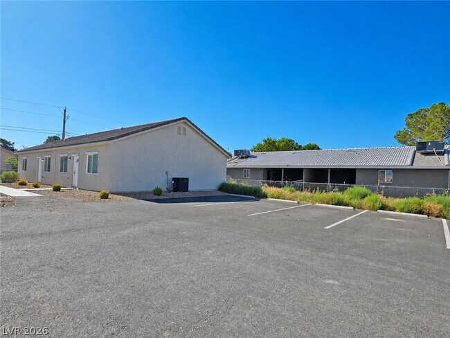 Building Photo - 1121 Sixshooter Ave