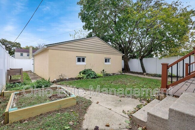 Building Photo - 618 Lilley Ave