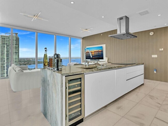 Building Photo - 700 NE 26th Terrace