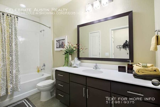 Building Photo - 704
