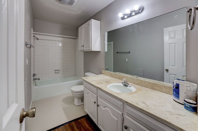Building Photo - 4 Bed / 2 Bath In South Tulsa!