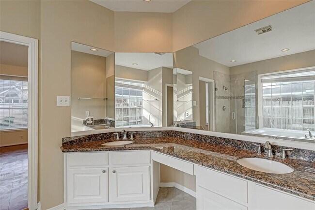 Building Photo - 910 Chinni Ct