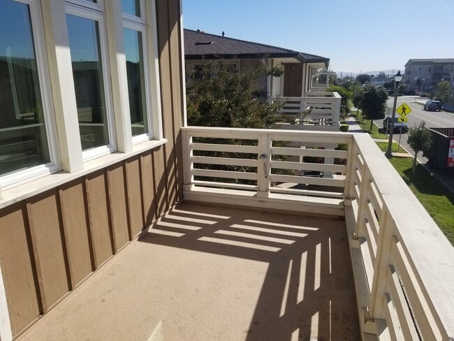 Building Photo - Spacious Condo 3 bedrooms, 2 bathrooms Built 2016