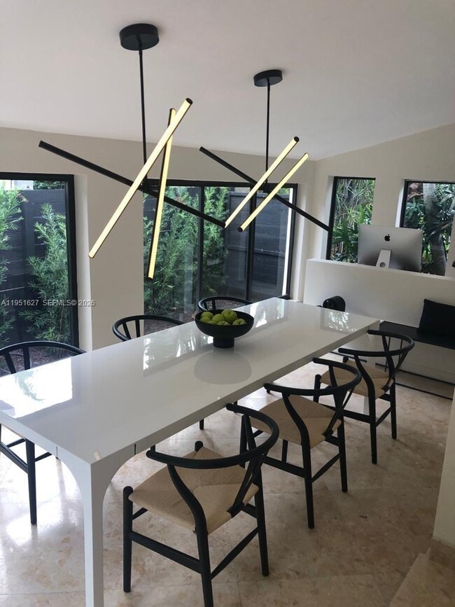 Building Photo - 1443 W 21st St