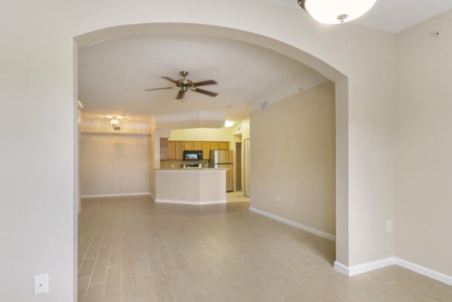 Building Photo - 3205 Myrtlewood Cir E